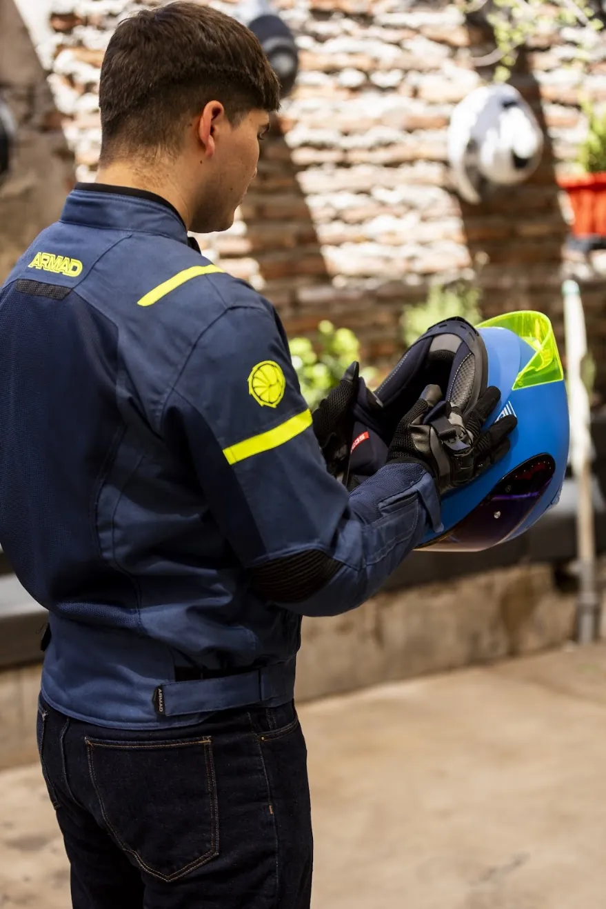 Detalle de casco y guantes técnicos