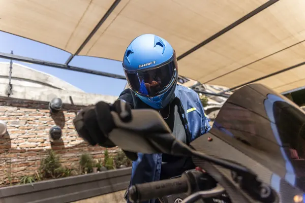 Motociclista con casco listo para rodar