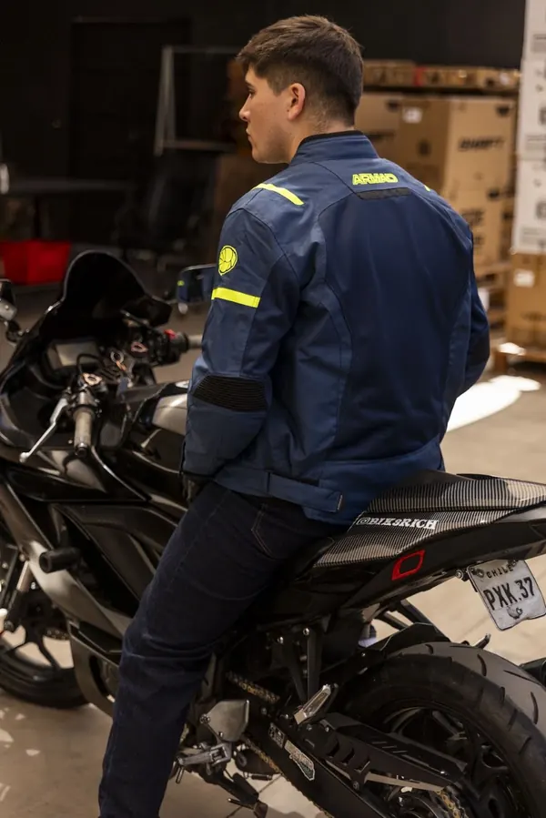 Retrato de motociclista con casco y chaqueta ARMAD