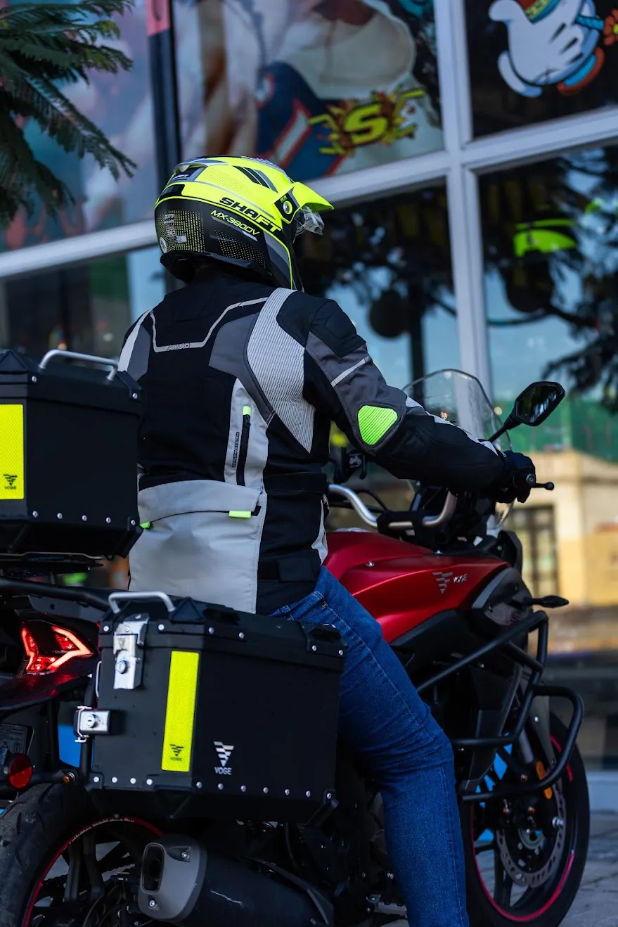 Motociclista de touring con maletas laterales